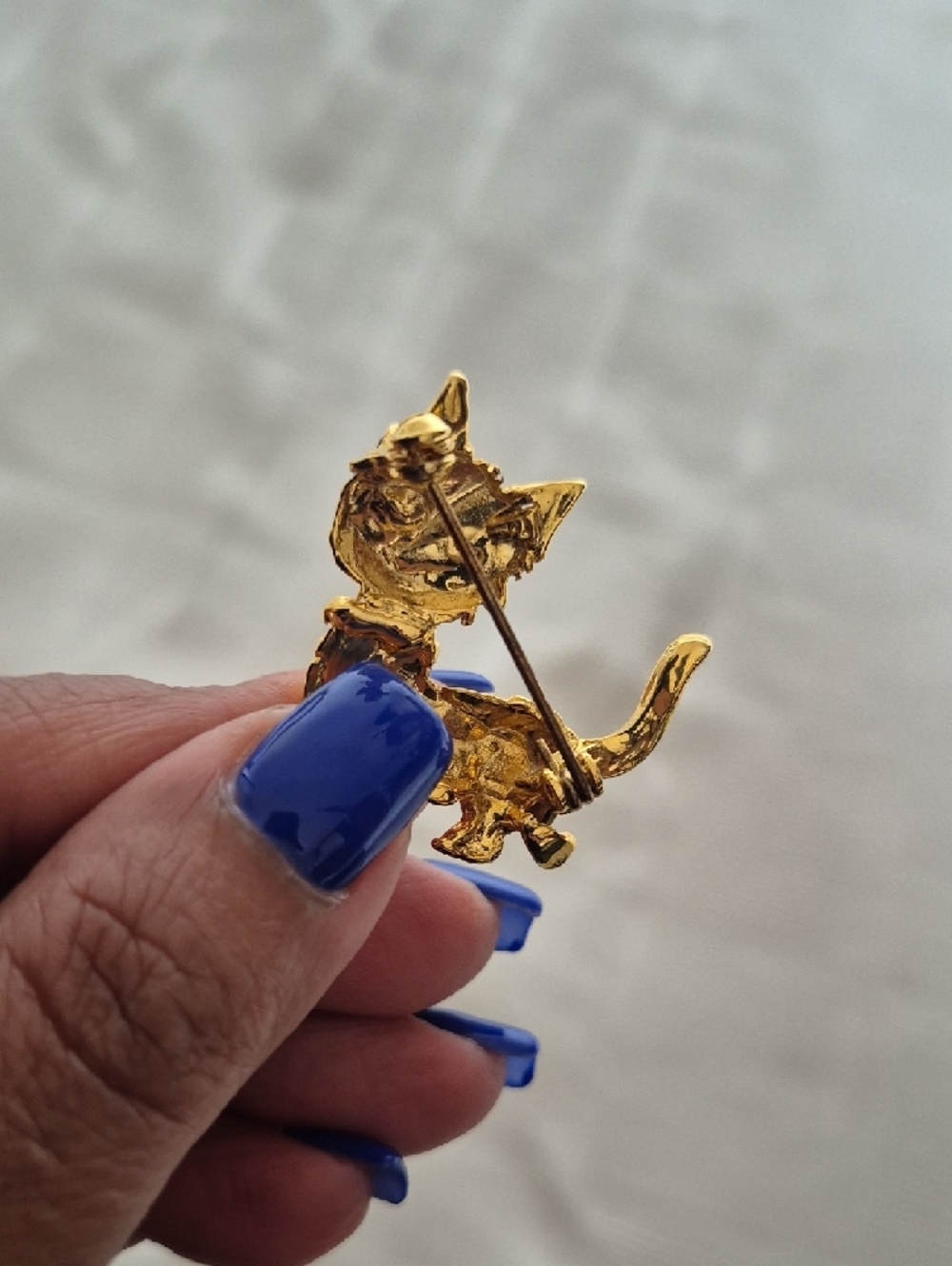 Fashion Jewelry Vintage Gold Cat Brooch with Blue Eyes - Picture 5 of 16